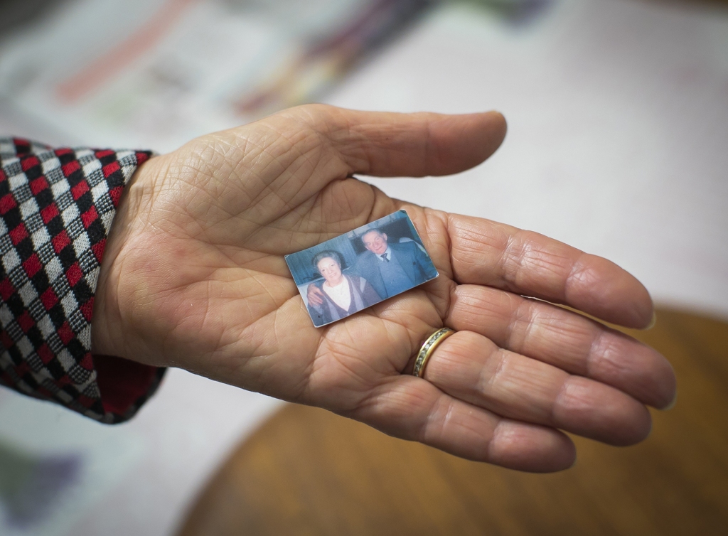 La signora Sese Zenoni nel suo negozio di tessuti in BorgoPalazzo a Bergamo