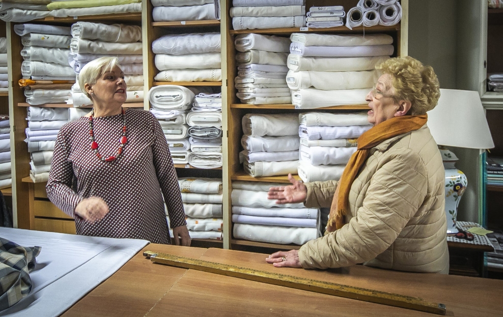 La signora Sese Zenoni nel suo negozio di tessuti in BorgoPalazzo a Bergamo