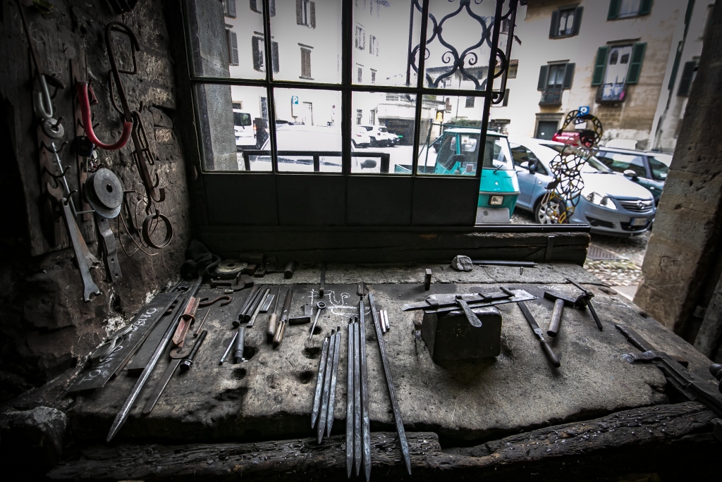 Gli attrezzi utili alla lavorazione del ferro nella bottega del fabbro di Bergamo alta