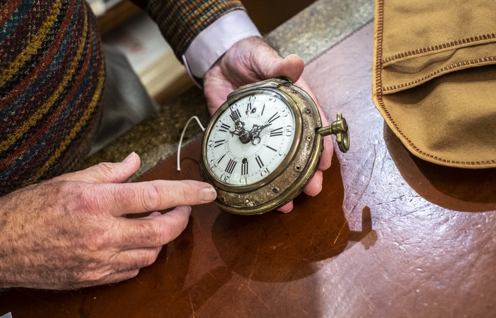 Un orologio antico nel negozio di Guido Recalcati a Bergamo
